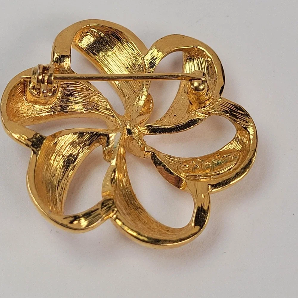 Napier Gold Tone Floral Brooch Pin Yellow Gold Plated Brass Flower Jewelry‎